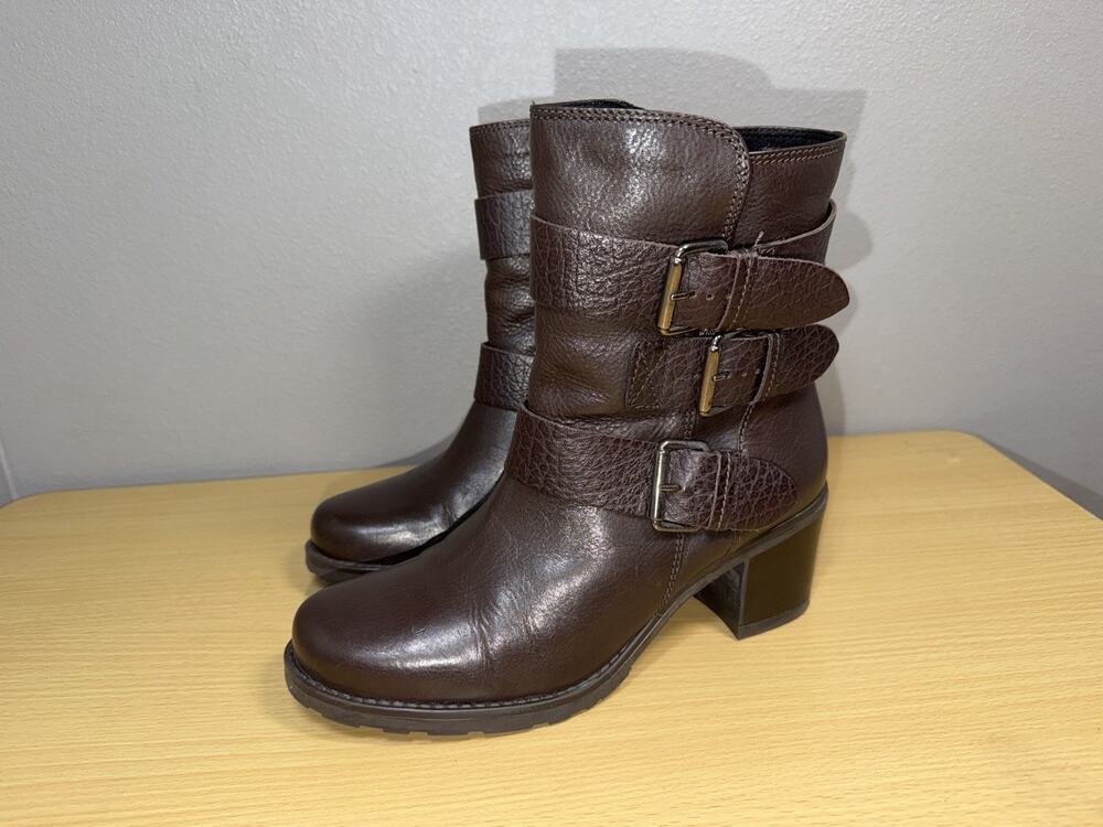Clarks Fernwood Lake Boots Women’s Sz 8 M Brown Leather Moto Buckle Chunky Heel